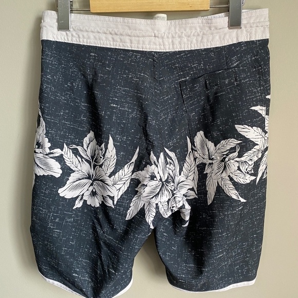 Old Navy Green Flowers Men's Board Shorts Size 28 Swim Surf - Picture 4 of 11